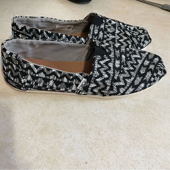 Tom’s women’s Slip on shoes size 9.5 Aztec chevron black gray - Picture 1 of 6